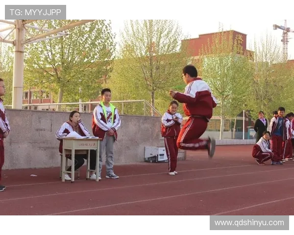 迈克足球明星广告引领潮流展现运动激情与青春活力